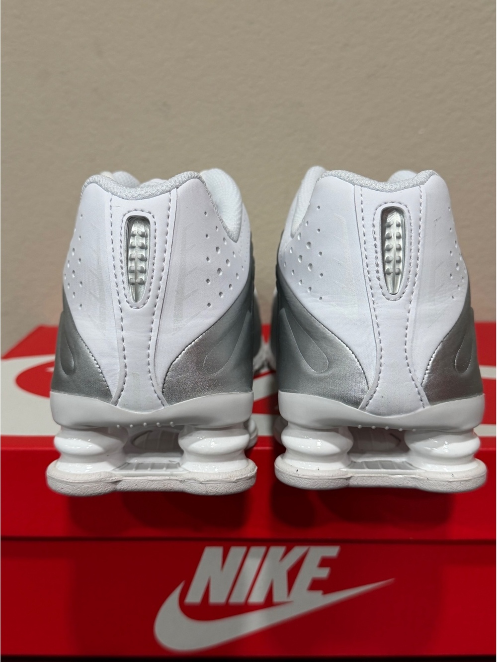 Size 6Y/7.5 Women - Nike Shox R4 GS “White Metallic Silver” 2025 - Picture 5 of 6